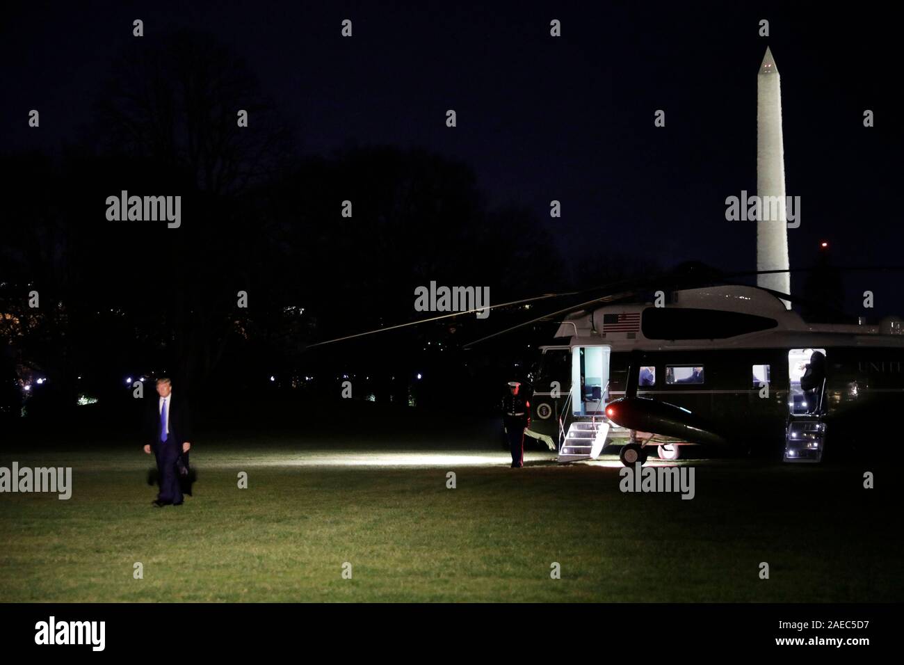 Washington DC, USA. 08 Dez, 2019. Präsidenten der Vereinigten Staaten Donald J. Trumpf Spaziergänge auf dem Südrasen des Weißen Hauses nach seiner Rückkehr nach Washington aus Florida am 7. Dezember 2019. Credit: MediaPunch Inc/Alamy leben Nachrichten Stockfoto