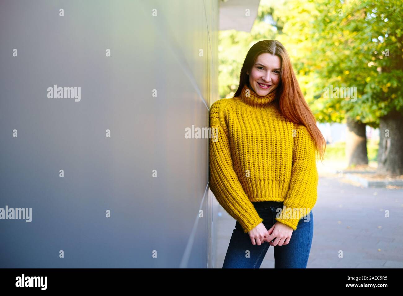 Porträt der Glückliche junge rothaarige Frau lächelnd Stockfoto