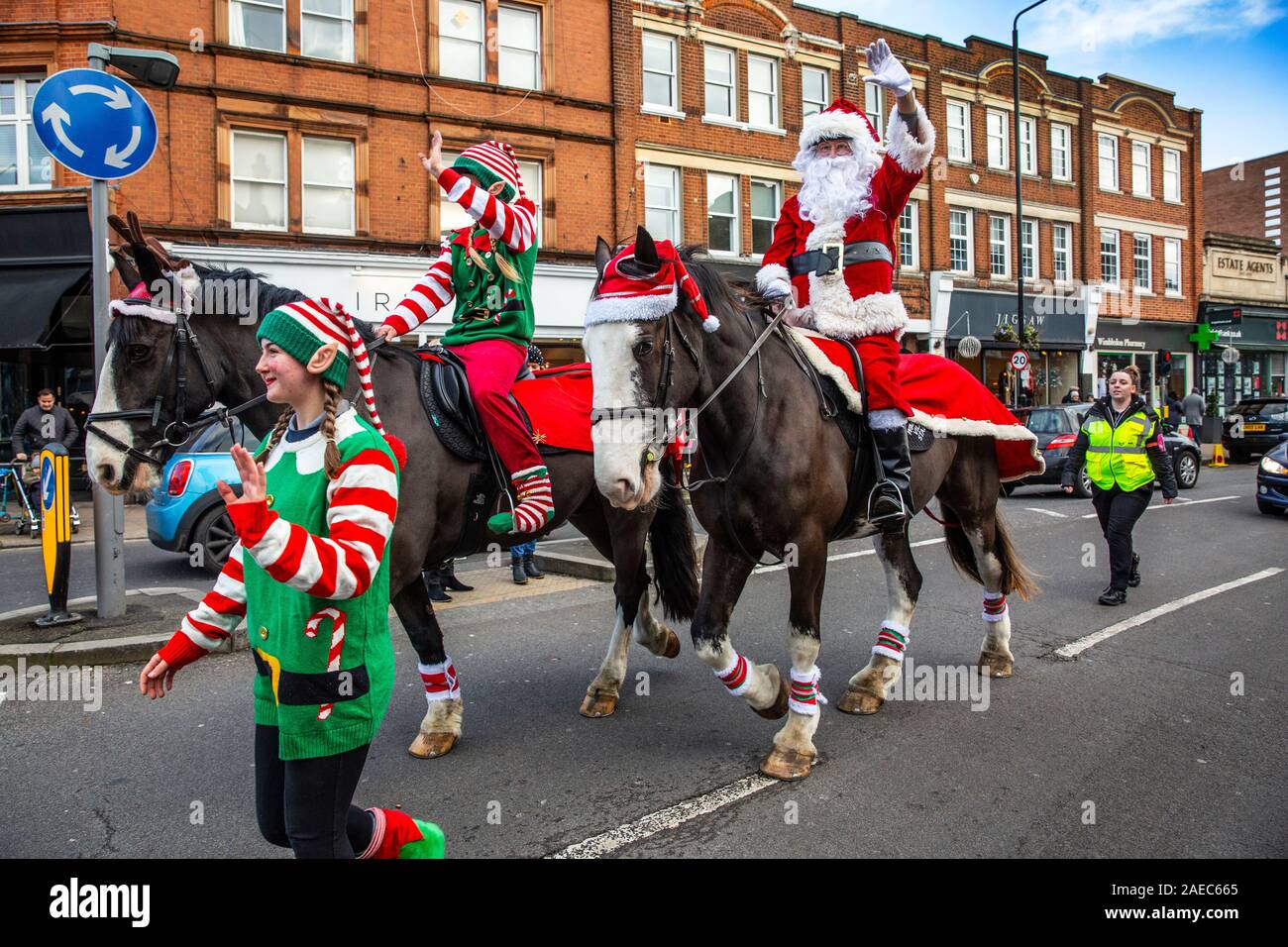 Wimbledon, UK. 08 Dez, 2019. Santa Claus kommt früh auf dem Pferderücken für Weihnachten in Wimbledon Village an der High Street Village Weihnachtsmarkt, im Südwesten von London, Vereinigtes Königreich. 08 Deecember 2019, London, England, Vereinigtes Königreich Quelle: Jeff Gilbert/Alamy leben Nachrichten Stockfoto