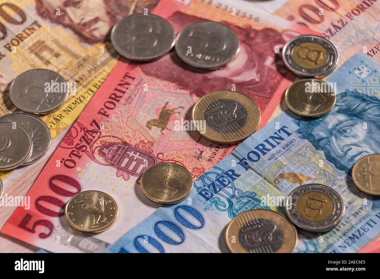 Eine Komposition des Ungarischen Forint. HUF Banknoten und Münzen bietet große Möglichkeiten für die Illustration von Themen wie Handel, Banken, Medien verwendet werden, p Stockfoto
