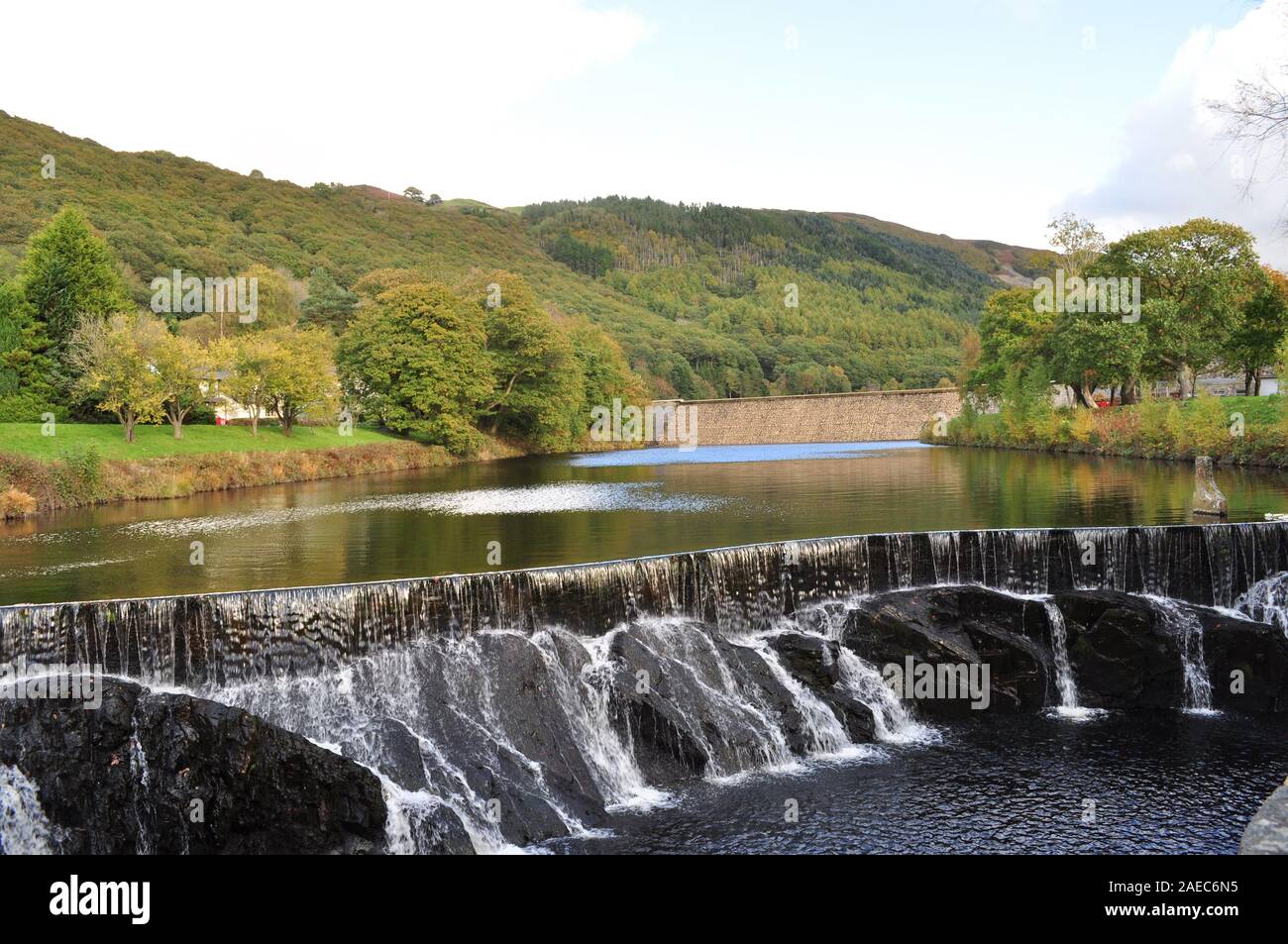 Schöne Cwm Rheidol See, Dam und Wasserfall, Capel Bangor, Aberystwyth Wales UK Teil der Wasserkraft Strom regelung Stockfoto