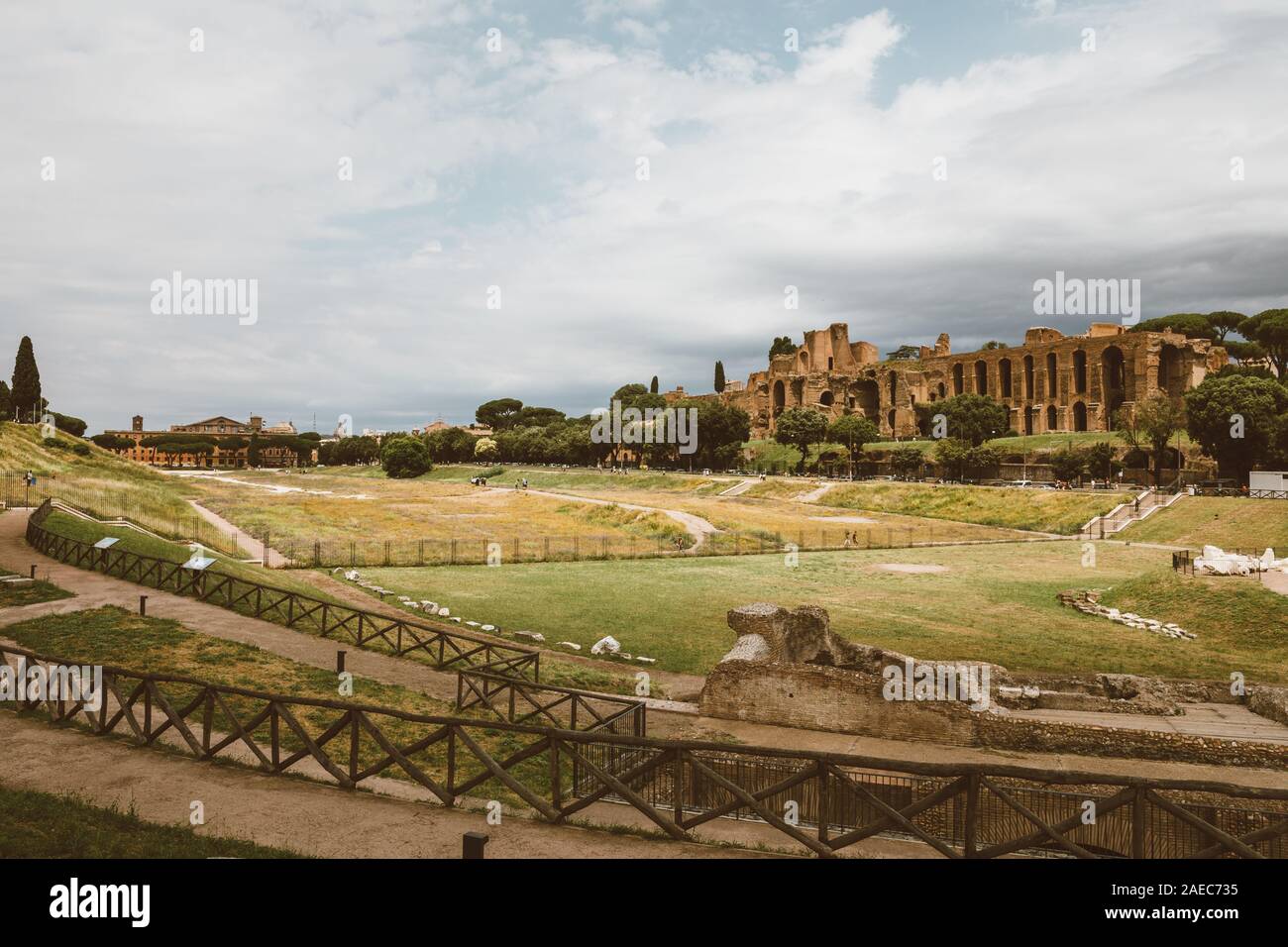 Rom, Italien, 23. Juni 2018: Panoramablick auf den Tempel des Apollo Palatinus auf Palatin Hügel des antiken Rom und Circus Maximus (Circo Massimo) ist ein Stockfoto