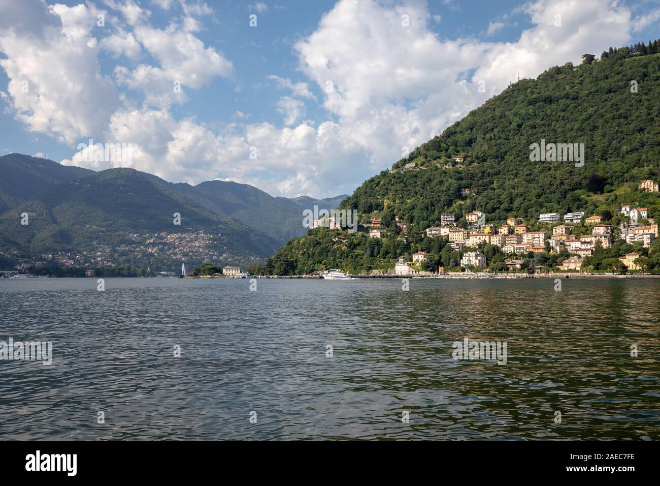 Panoramablick auf den Comer See (Lago di Como) ist ein See von glazialen Ursprungs in der Lombardei, Italien. Tag Sommer und dramatische blauer Himmel Stockfoto