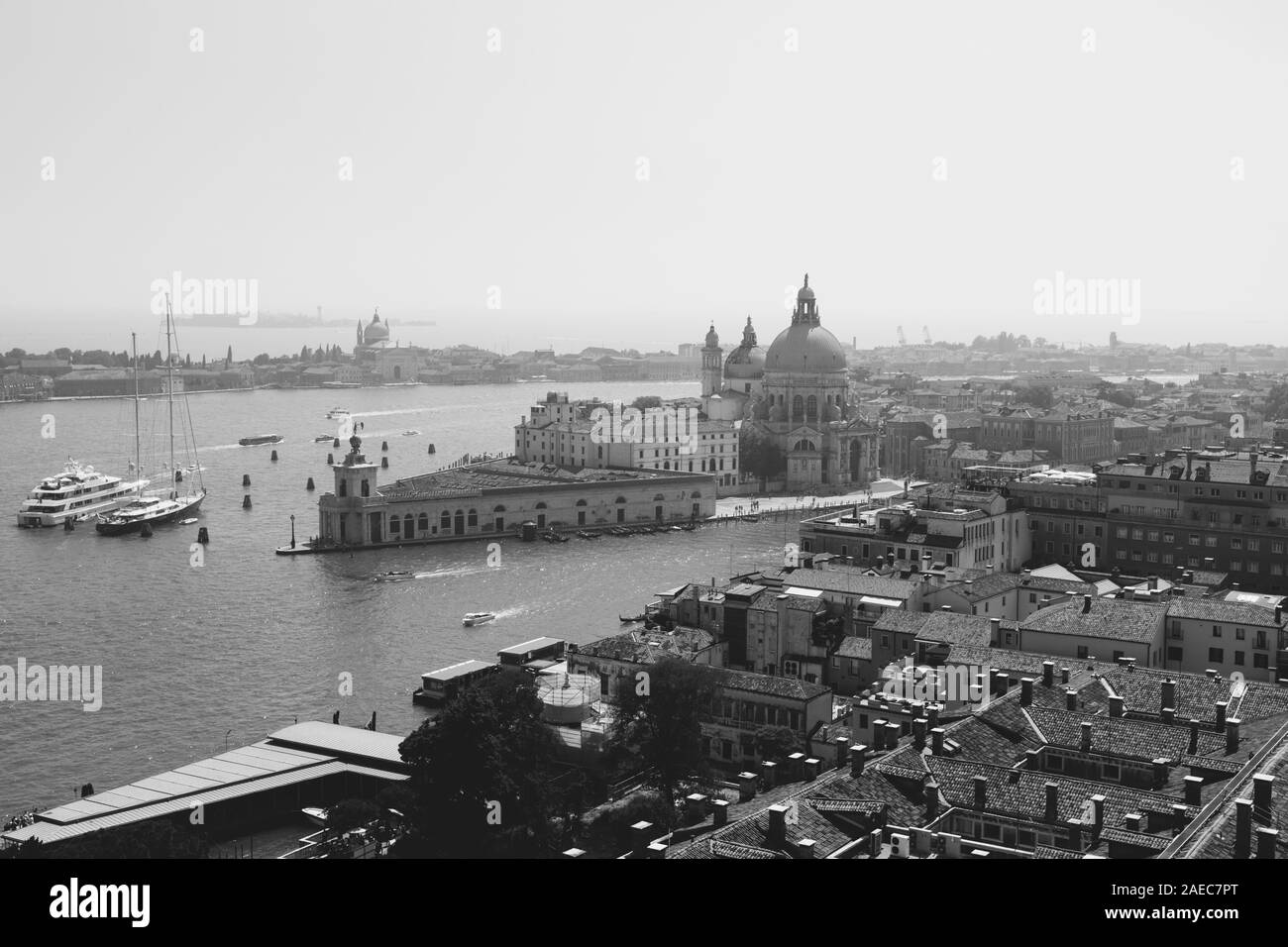 Panoramablick auf die Stadt Venedig und der Basilika von Santa Maria della Salute (Hl. Maria von Kur) von St Mark's Campanile (Campanile di San Marco). L Stockfoto