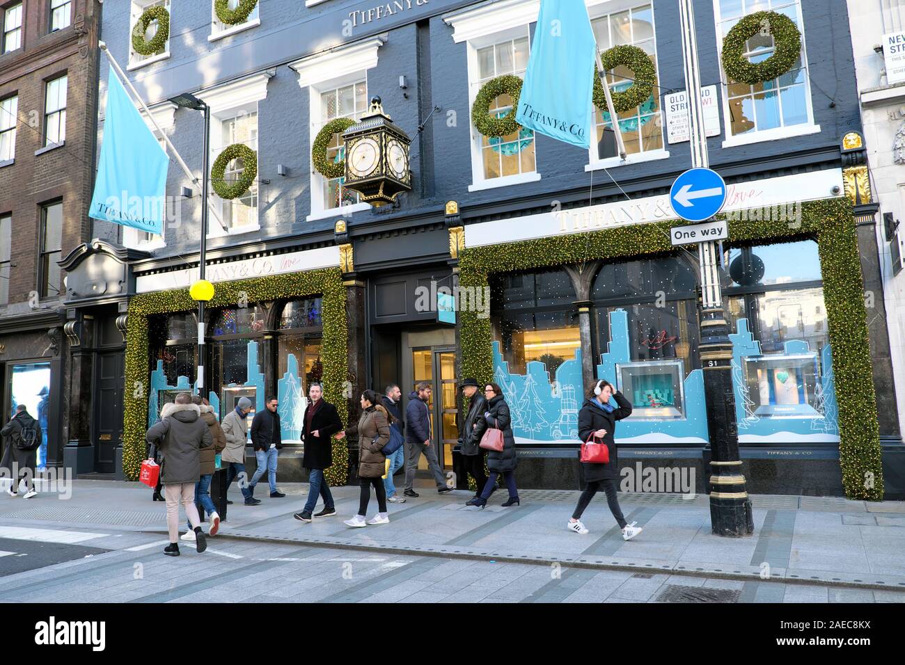 Tiffany & Co Jewelry Store Exterieur Weihnachten Kränze dekoration grün auf alten Bond Street in Mayfair, London W1 England UK KATHY DEWITT Stockfoto