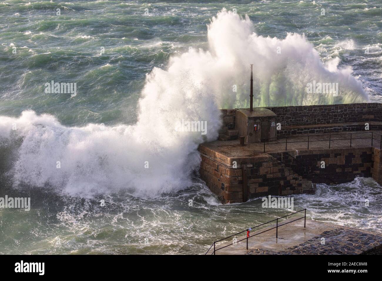 Sturm Atiyah. 56 MPH Winde erwartet Crnwall zu schlagen. Mullion Hafen wird von riesigen Wellen geschlagen. Von den Klippen über dem Hafen fotografiert. Stockfoto