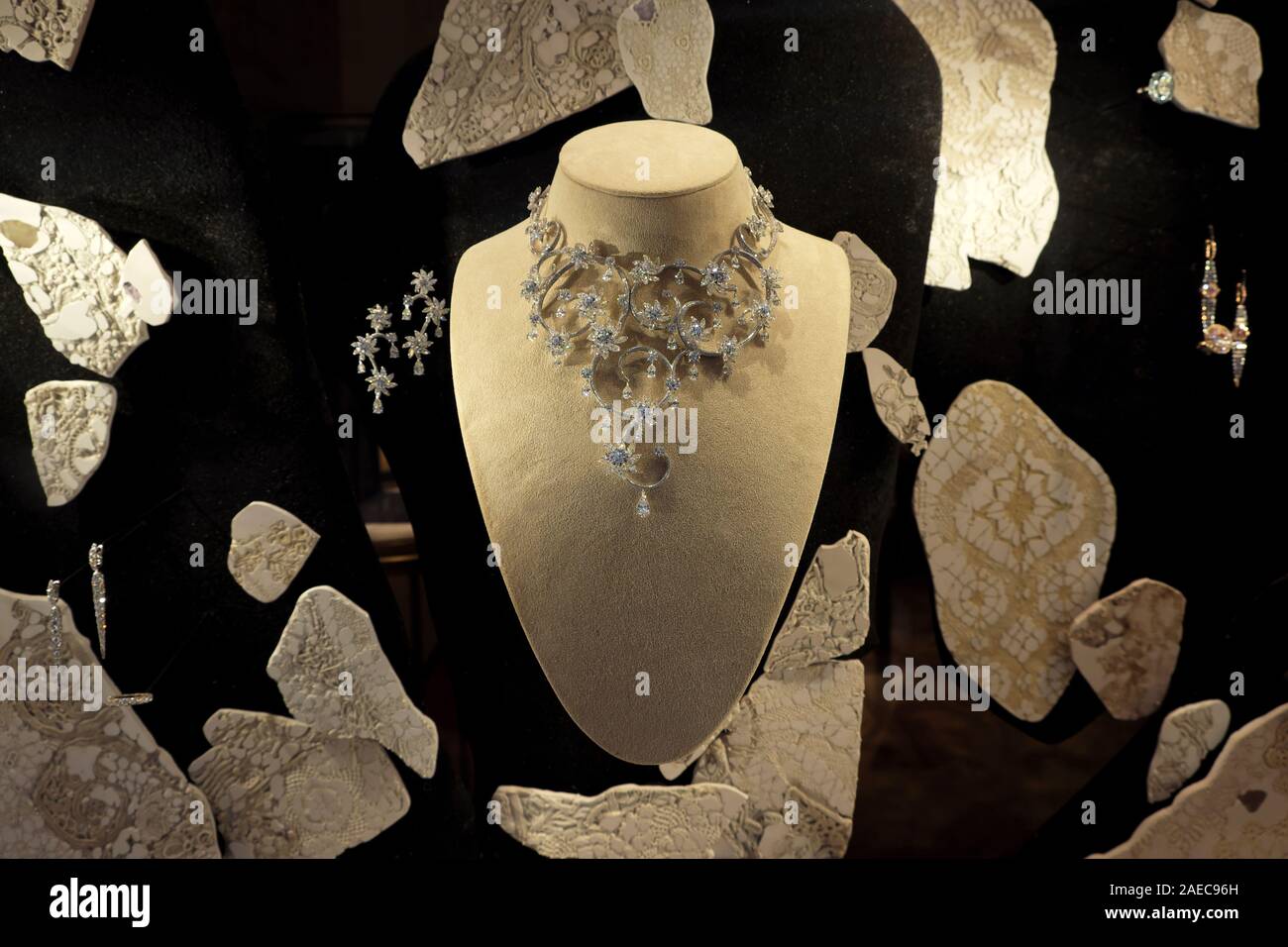 Old Bond Street Juweliere Boghossian Diamond Earrings Fenster Anzeige an Weihnachten 2019 in Mayfair, London W1 England UK KATHY DEWITT Stockfoto