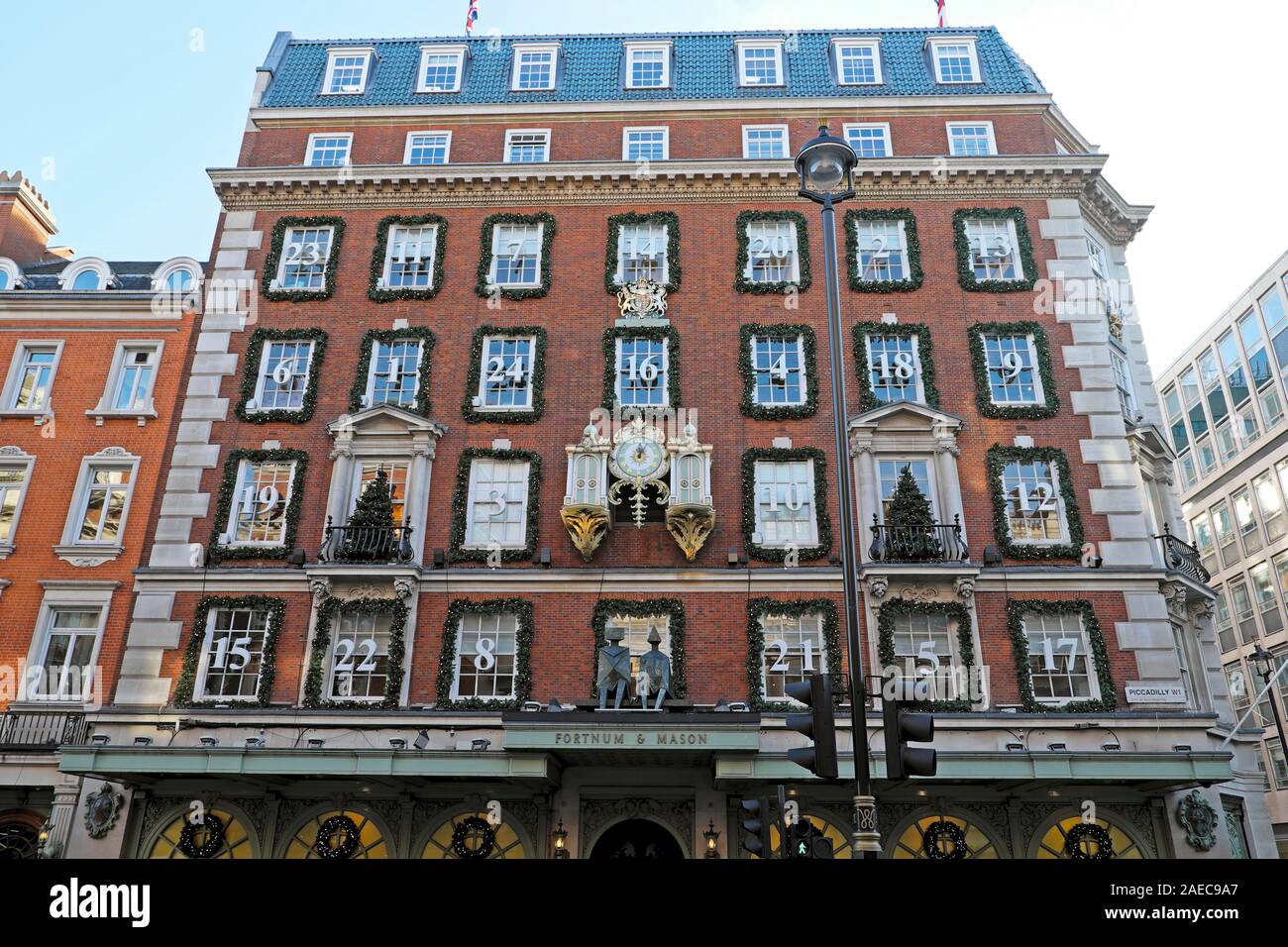 Fortnum & Mason Weihnachten store Außenansicht des Adventskalender Thema Dekorationen auf Windows Fassade in Piccadilly 2019 London England UK KATHY DEWITT Stockfoto Fortnum & Mason Weihnachten store Außenansicht des Adventskalender Thema Dekorationen auf Windows Fassade in Piccadilly 2019 London England UK KATHY DEWITT Stockfoto