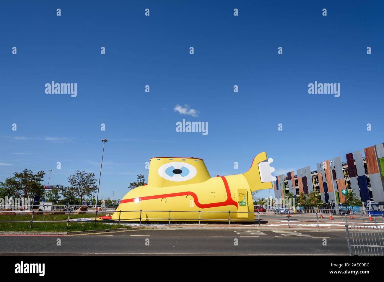 LIVERPOOL, Großbritannien, 13. MAI 2015: Yellow Submarine in seiner neueren Lage am Flughafen Liverpool Stockfoto