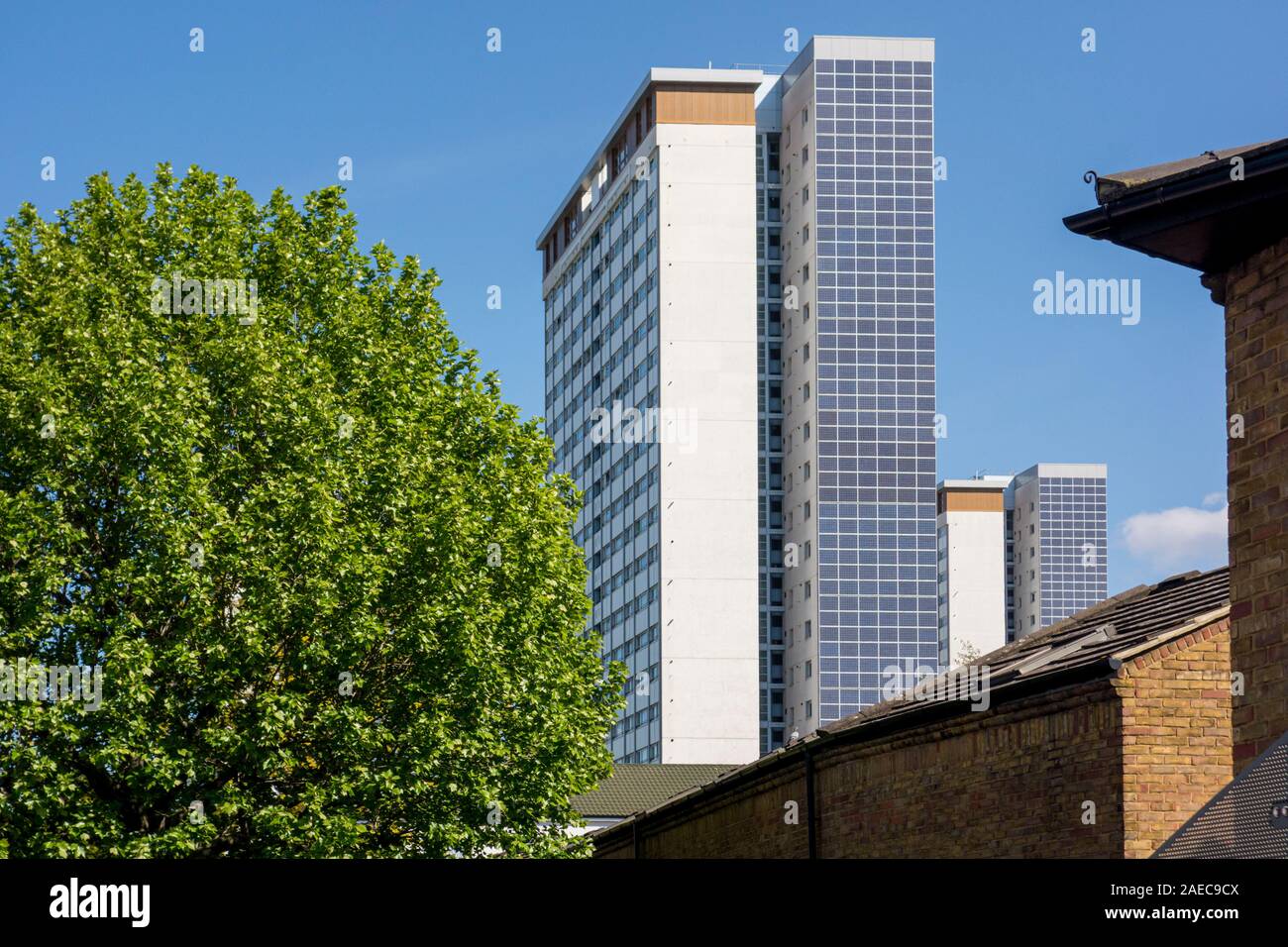 Sonnenkollektoren auf Norland Haus, hoher Turmblock, Edward Woods Estate, Hammersmith und Fulham, London, UK Stockfoto