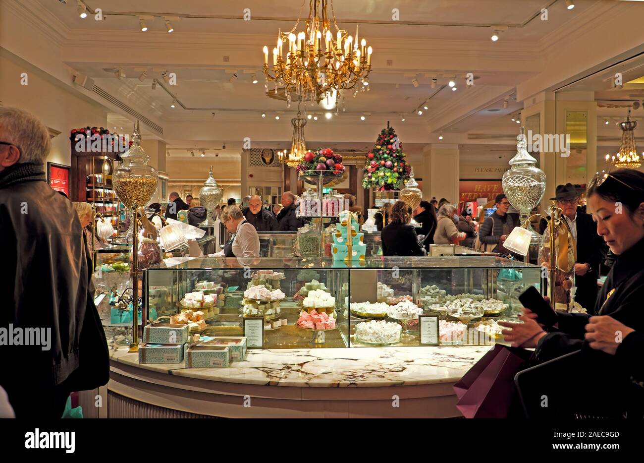 Käufer an Weihnachten und der Turkish Delight Süßigkeiten innen Fortnum & Mason store Piccadilly Gegend von London England UK KATHY DEWITT Stockfoto Käufer an Weihnachten und der Turkish Delight Süßigkeiten innen Fortnum & Mason store Piccadilly Gegend von London England UK KATHY DEWITT Stockfoto
