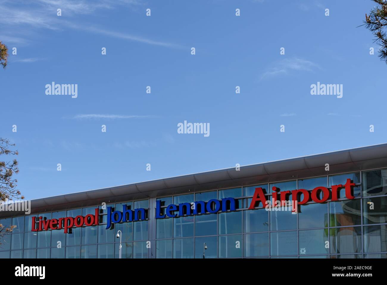 Liverpool, Großbritannien, 13. Mai 2015: Fassade Blick von John Lennon Terminal am Flughafen Liverpool (LPL) im Vereinigten Königreich. Stockfoto