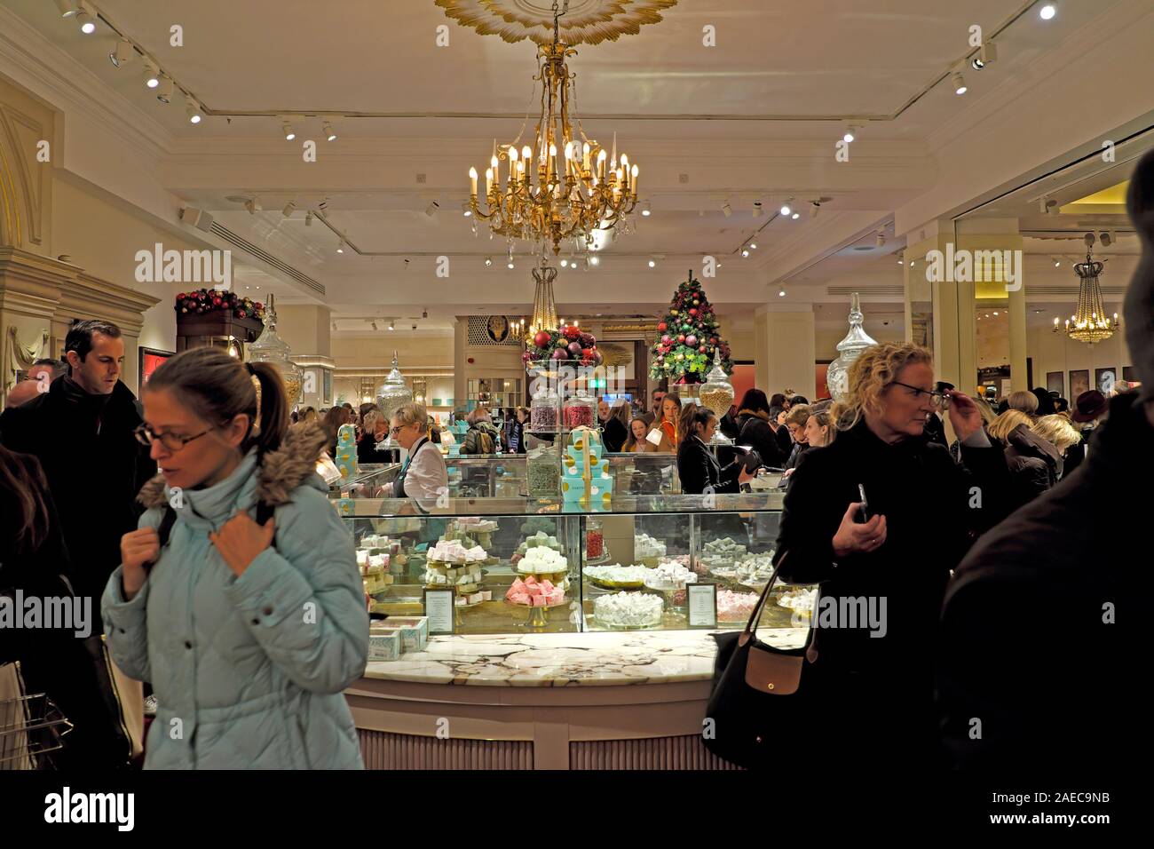 Leute einkaufen zu Weihnachten und Blick auf türkischem Honig Süßwaren Zähler innerhalb Fortnum & Mason store Piccadilly London England UK KATHY DEWITT Stockfoto Leute einkaufen zu Weihnachten und Blick auf türkischem Honig Süßwaren Zähler innerhalb Fortnum & Mason store Piccadilly London England UK KATHY DEWITT Stockfoto