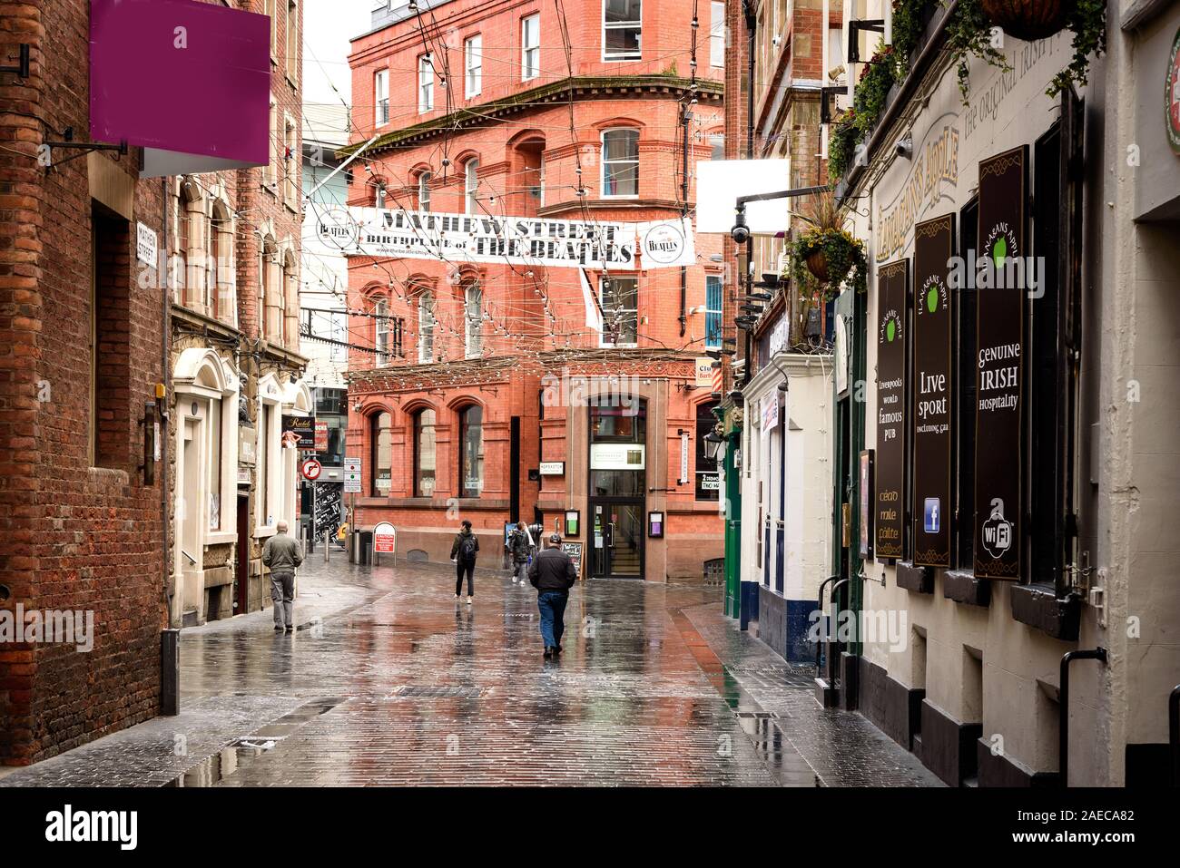 LIVERPOOL, ENGLAND - Mai 10th, 2015: Mathew Street ist eine Fußgängerzone mit Bars, Restaurants, Discos in Liverpool, Großbritannien Stockfoto