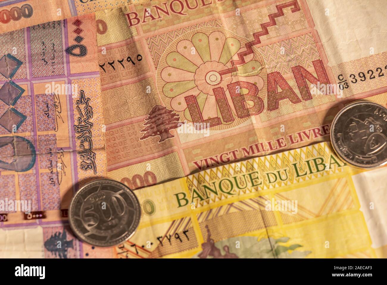 Eine Komposition von libanesischen Lira LL. Libanesisches Pfund LBP Banknoten und Münzen bietet große Möglichkeiten für die Illustration von Themen als Geschäft verwendet werden, Ba Stockfoto