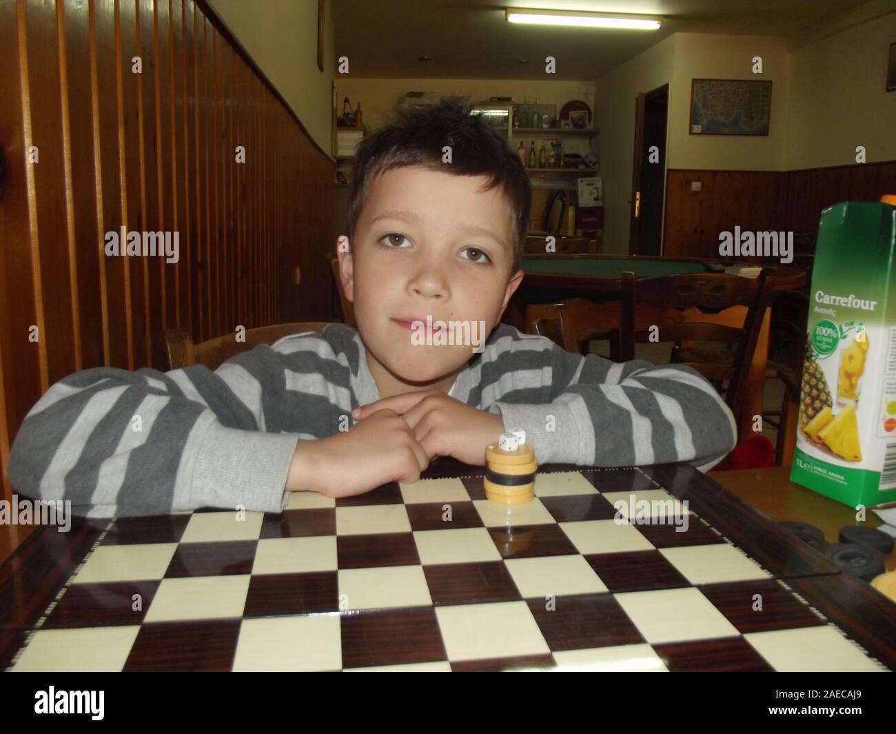 Junge in ein traditionelles griechisches Kafenion Kreta, Griechenland. Stockfoto