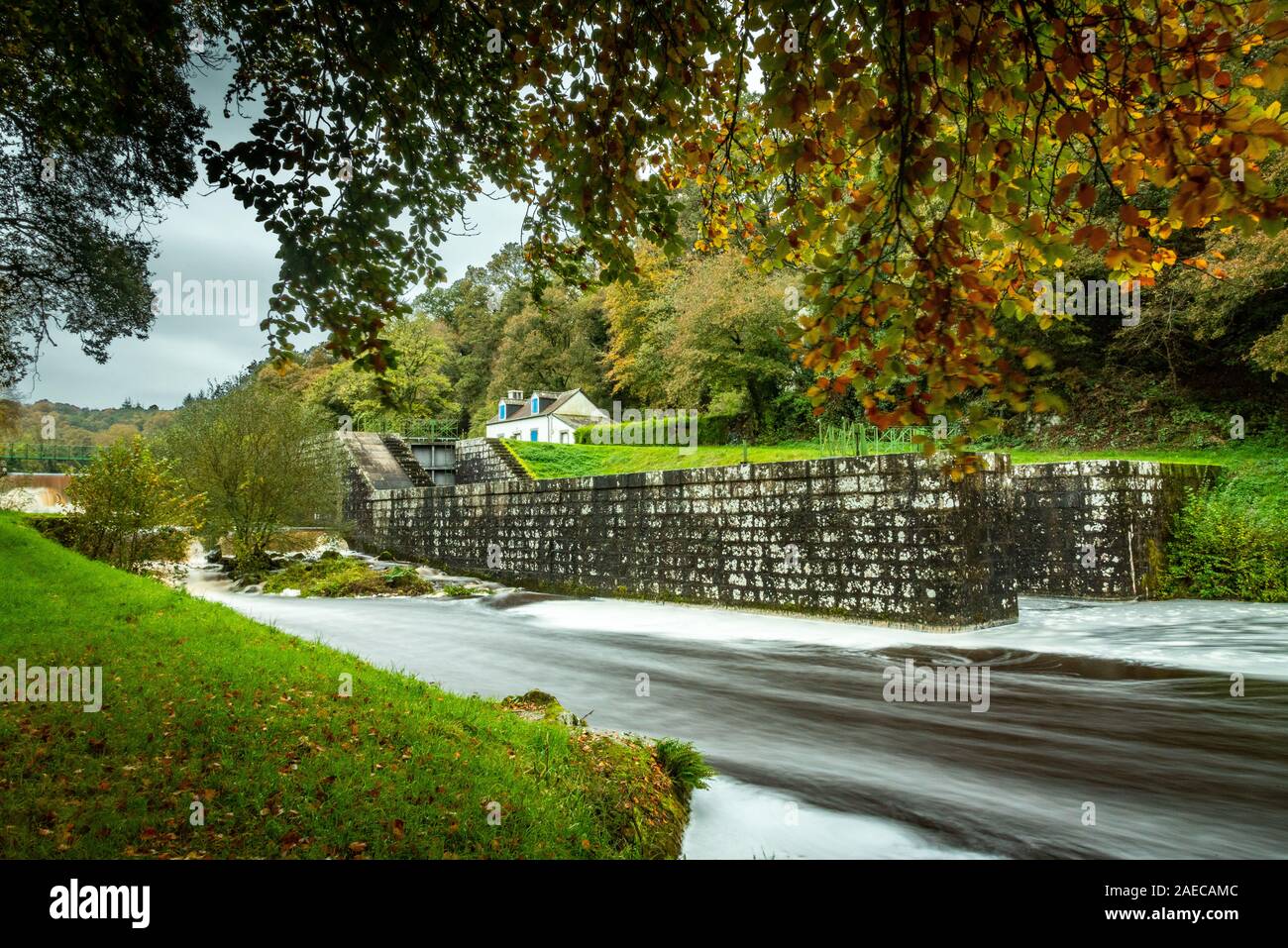 Am Rand des Kanals von Nantes nach Brest. Die aktuelle am Fuß des Dammes der Mantel Natous sperren Stockfoto