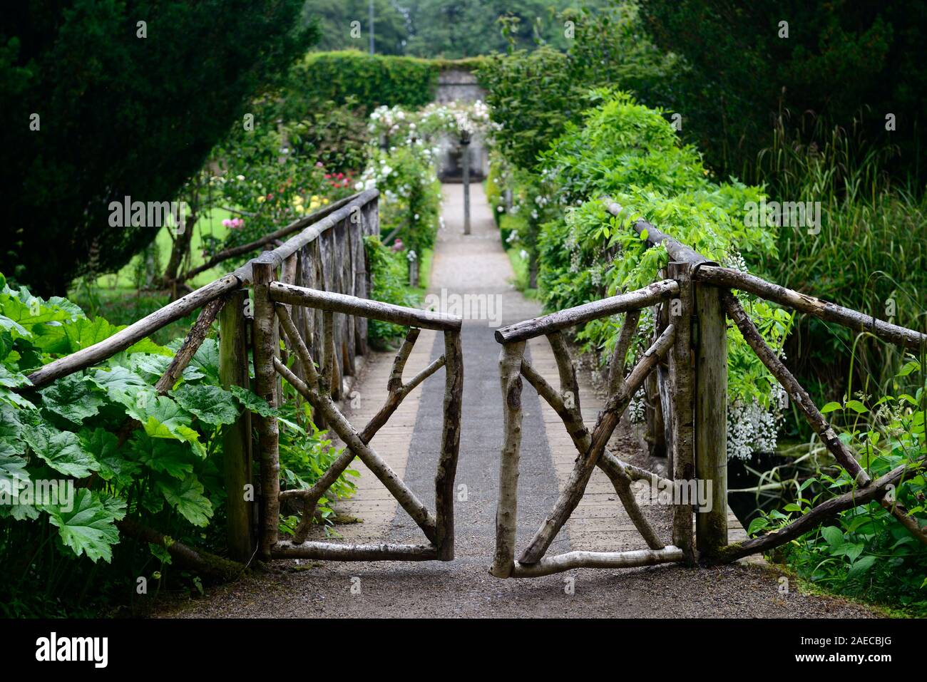 Rustikal Tore, Tor, Holz, Eingang, Garten, Gärten, Garten, RM Floral Stockfoto
