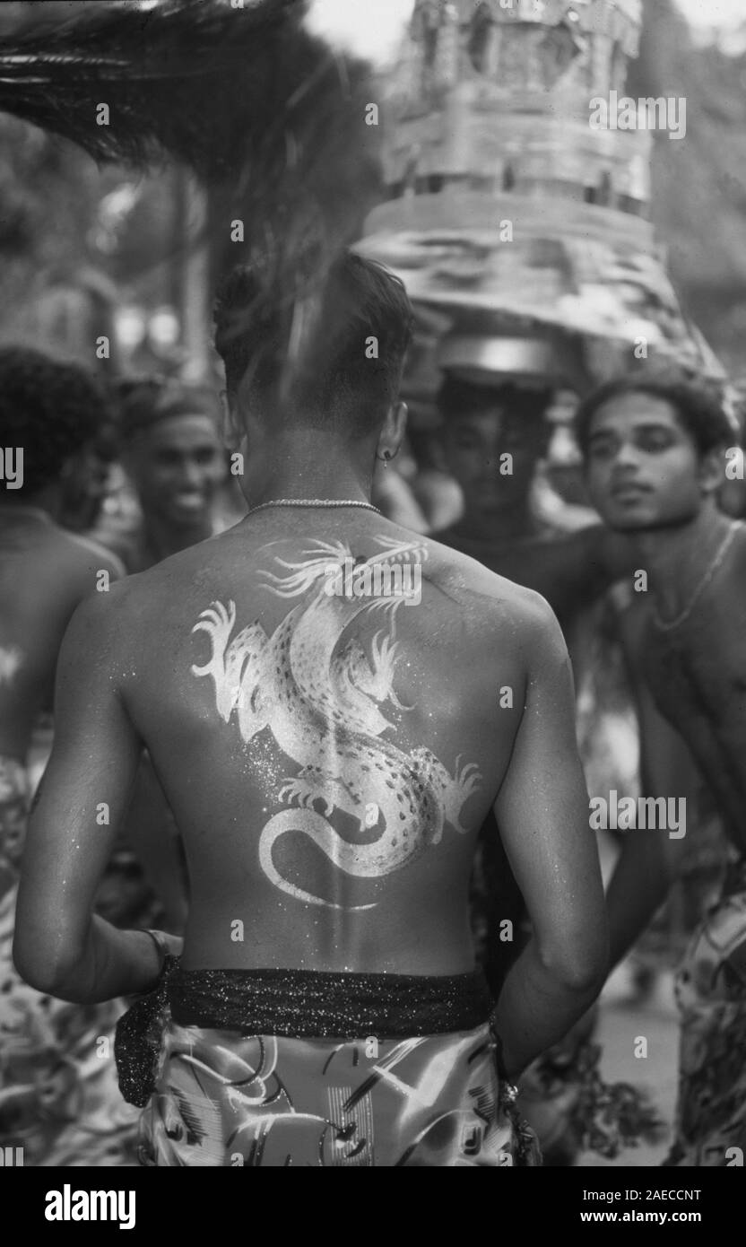 Sri Lanka: Buddhistische Menschen bei Vollmond Prozession in einer religiösen Zeremonie in der Stadt Galle Stockfoto