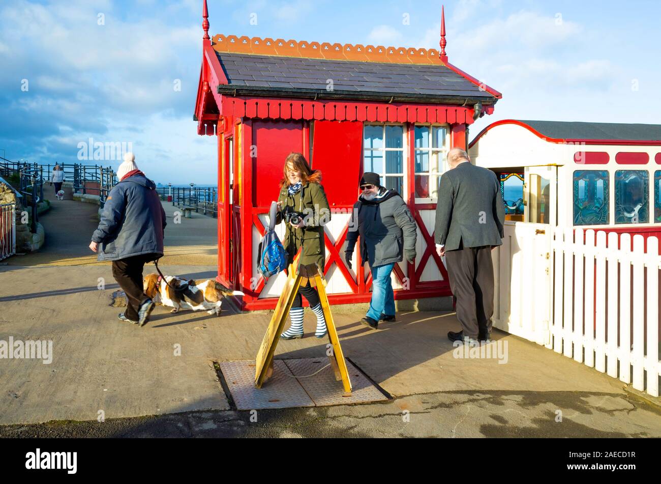 Die fahrgäste an der Bergstation der Klippe Straßenbahn Ankunft in Saltburn bei Tag ist das Meer sonnige Winter Stockfoto