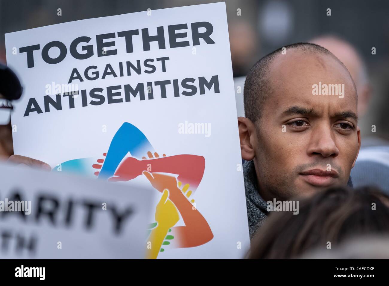 London, Großbritannien. 8. Dezember 2019. Chuka Umunna, Liberale Politiker, verbindet die gemeinsam gegen Antisemitismus Demonstration und Kundgebung in Parliament Square. Mitglieder der jüdischen Gemeinschaft und andere Unterstützer sammeln ihre Bedenken über die Probleme der laufenden Antisemitismus in Richtung britischen Juden im öffentlichen Leben und die Zunahme der Verbrechen aus Hass auf die Stimme. Credit: Guy Corbishley/Alamy leben Nachrichten Stockfoto
