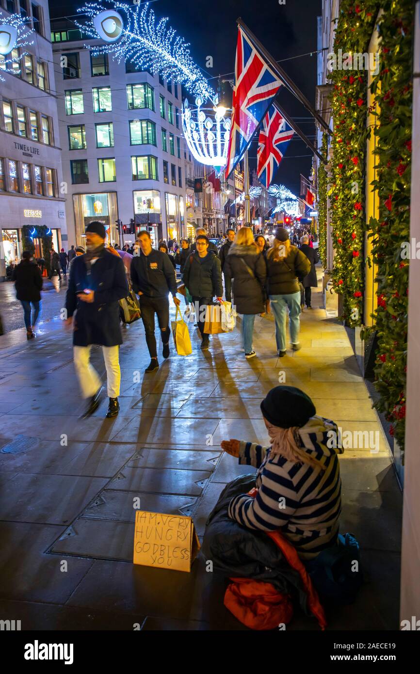 Luxus Geschäfte an der New Bond Street, Bettler, Weihnachten mal in London, Stockfoto