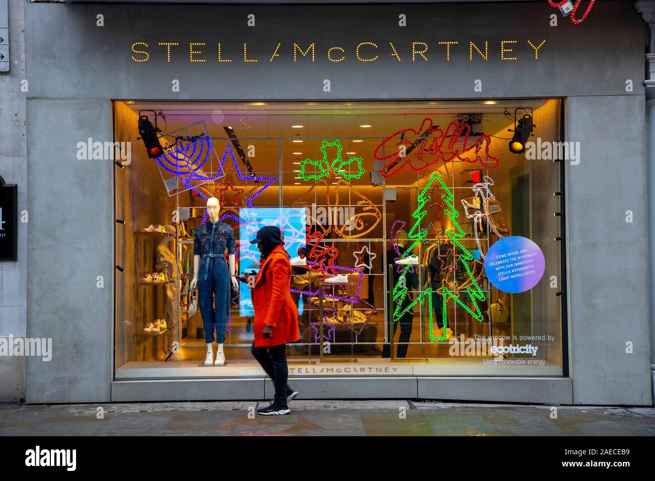 Luxuriöse Geschäfte auf alten Bond Street, Weihnachtszeit in London, STELLS MacCartney Shop, Stockfoto