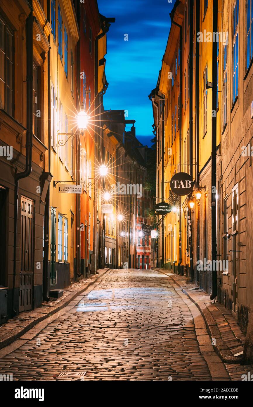 Stockholm, Schweden - 29. Juni 2019: Nacht Blick auf traditionelle Stockholmer Straße. Wohngebiet, gemütliche Straße in der Innenstadt. Palsundsgatan Straße in Hist Stockfoto