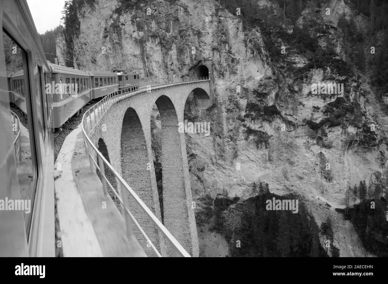 Die 'Landwasserviadukt" in der Nähe von Filisur im Kanton Graubünden ist die spektakuläre Brücke/Viadukt in den Schweizer Alpen auf dem Weg von Chur nach oben E Stockfoto