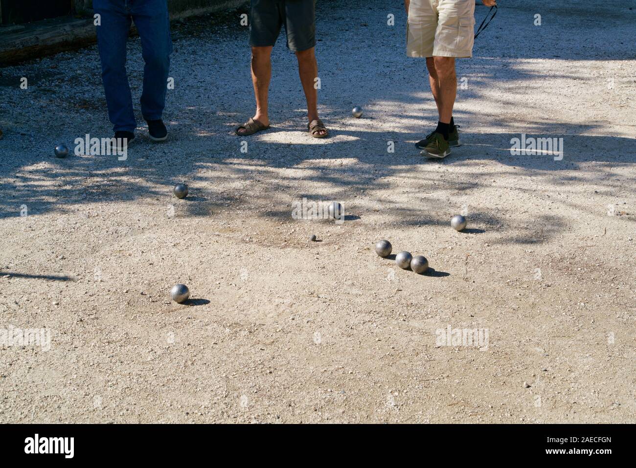 Männer spielen Boule in der Sonne Stockfoto