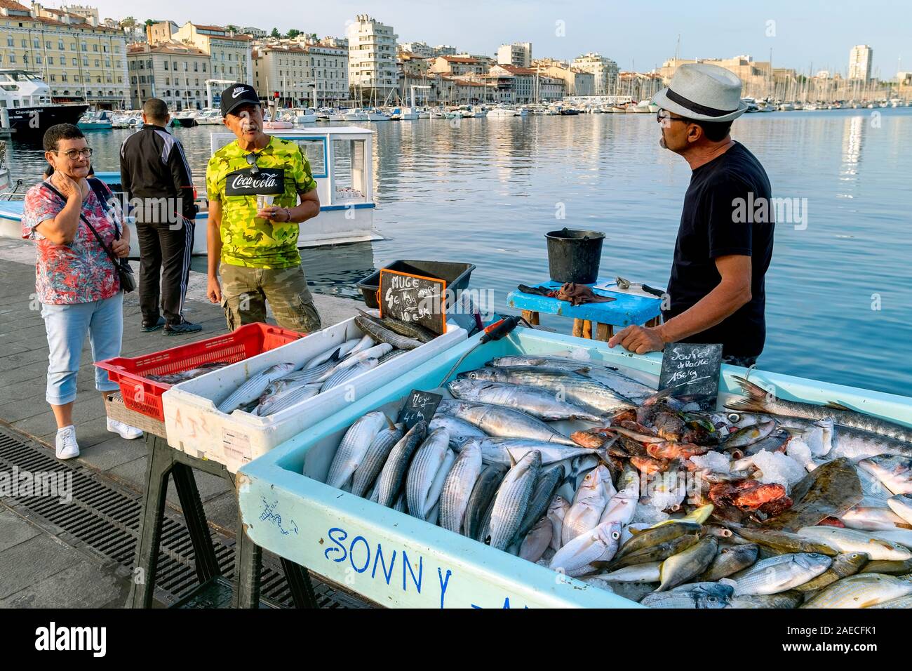Der Fischmarkt am Alten Hafen von Marseille/Vieux Port de Marseille, Provence, Frankreich, Europa Stockfoto