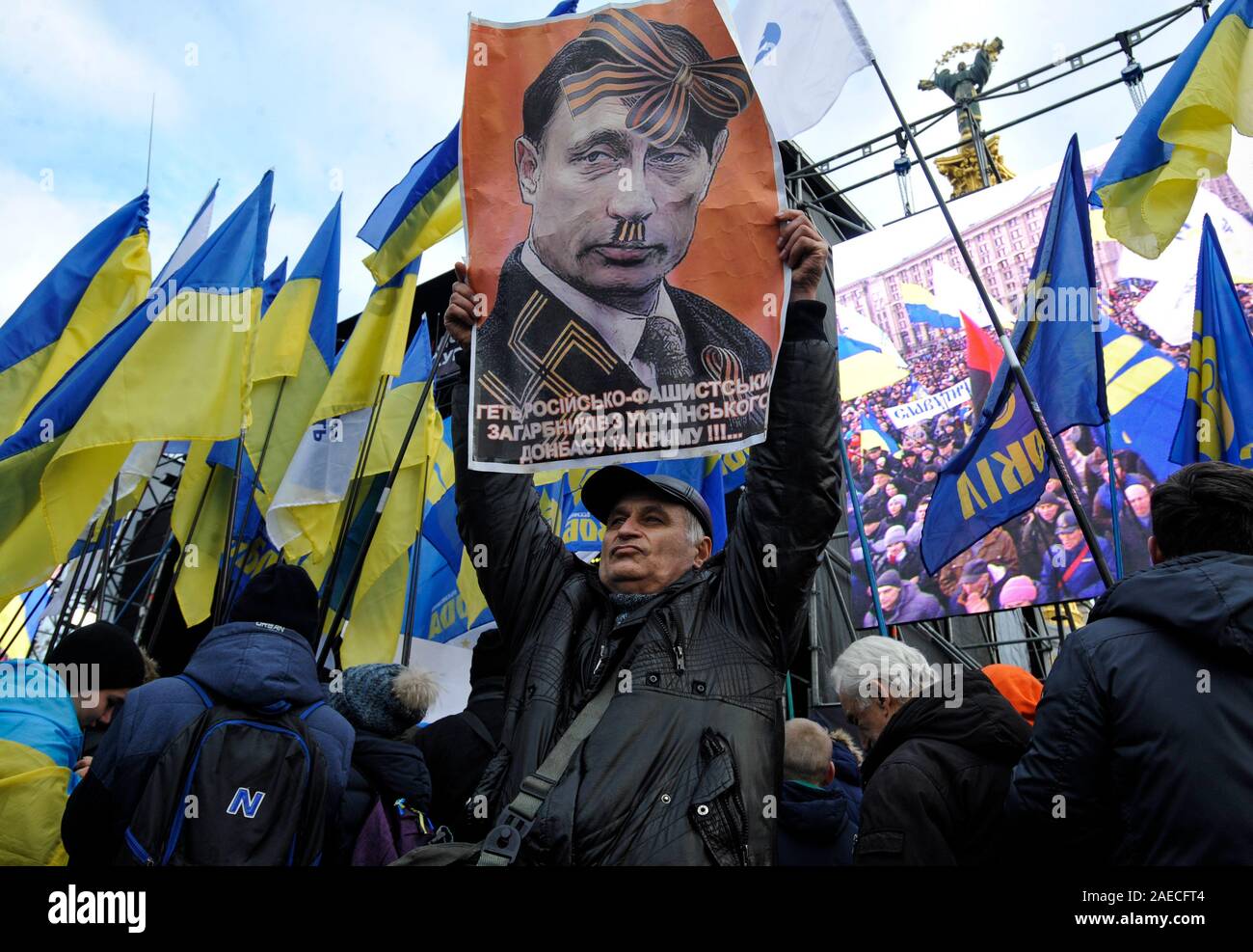 Ein Aktivist hält ein Plakat, der russische Präsident, Wladimir Putin, als Adolf Hitler während der Demonstration. Ukrainer besuchen eine Warnung Protest am Platz der Unabhängigkeit als rote Linie für Ze (nick name des ukrainischen Präsidenten, Wladimir Zelensky) vor der Normandie Format Gipfeltreffen. Sie befürchten, dass der ukrainische Präsident Kreuz könnte die so genannte "rote Linie" der russische Präsident Wladimir Putin zu beschwichtigen. Der Gipfel ist in Zusammenhang mit dem Konflikt in der östlichen Ukraine und für Dezember 9, 2019 in Paris geplant. Stockfoto