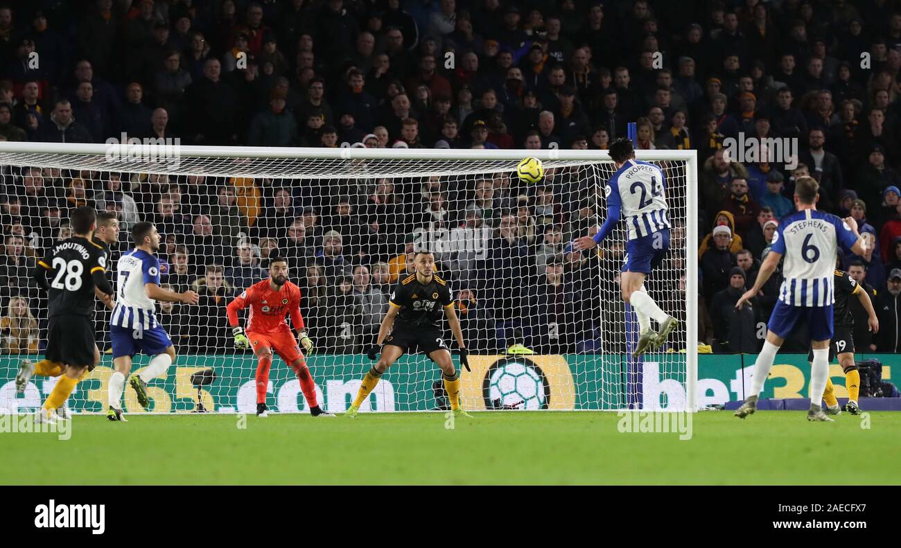 Brighton, UK. 08 Dez, 2019. Von Brighton Davy vorschriftsmässiger Kerben es 2-1 zu bilden während der Premier League Match zwischen Brighton & Hove Albion und Wolverhampton Wanderers an der Amex Stadion in Brighton. 08. Dezember 2019 Quelle: James Boardman/Alamy leben Nachrichten Stockfoto