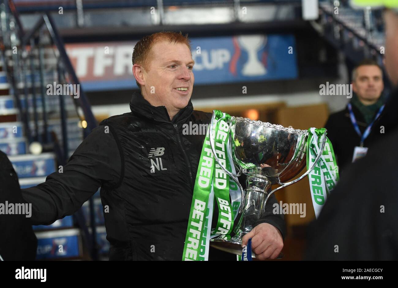 Hampden Park, Glasgow. Schottland.DE. 8. Dez 2019. Rangers gegen Celtic. Betfred, Scottish League Cup Final. Keltischer Manager Neil Lennon mit Trophäe. Quelle: Eric mccowat/Alamy leben Nachrichten Stockfoto