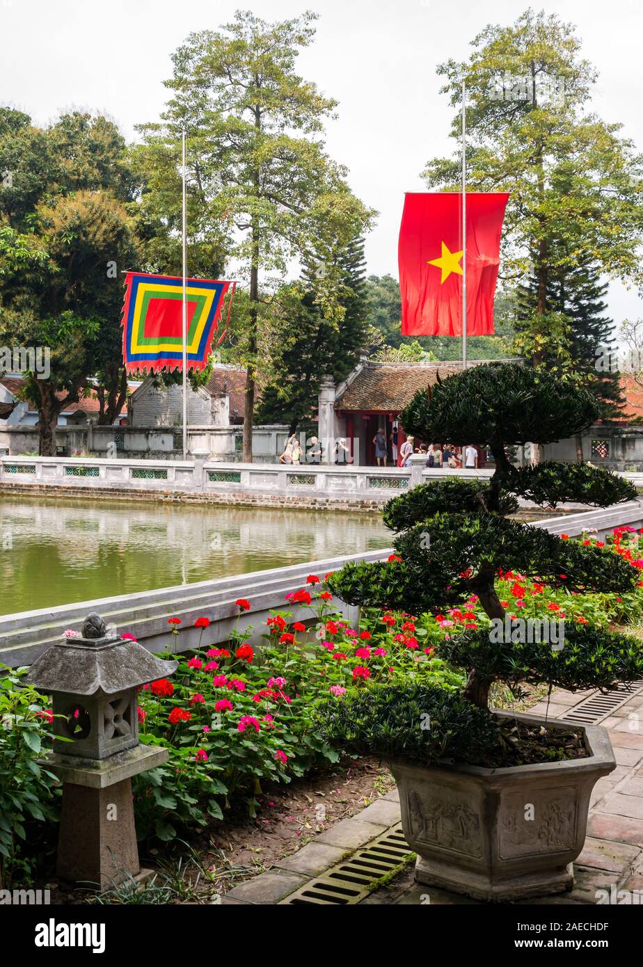Teich oder Thien Quang gut und vietnamesische Fahne mit Touristen am Tempel der Literatur, Hanoi, Vietnam, Südostasien Stockfoto