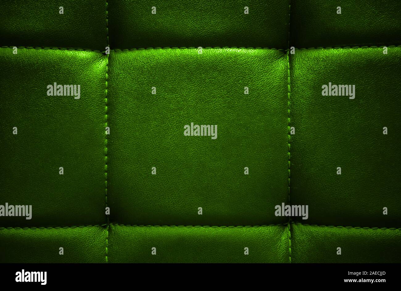 Glänzend Electric Grün künstliche strukturiertes Leder mit Faden genäht. Close-up sofa Oberfläche. Blick von direkt über. Sehr detaillierte Hintergrund Stockfoto