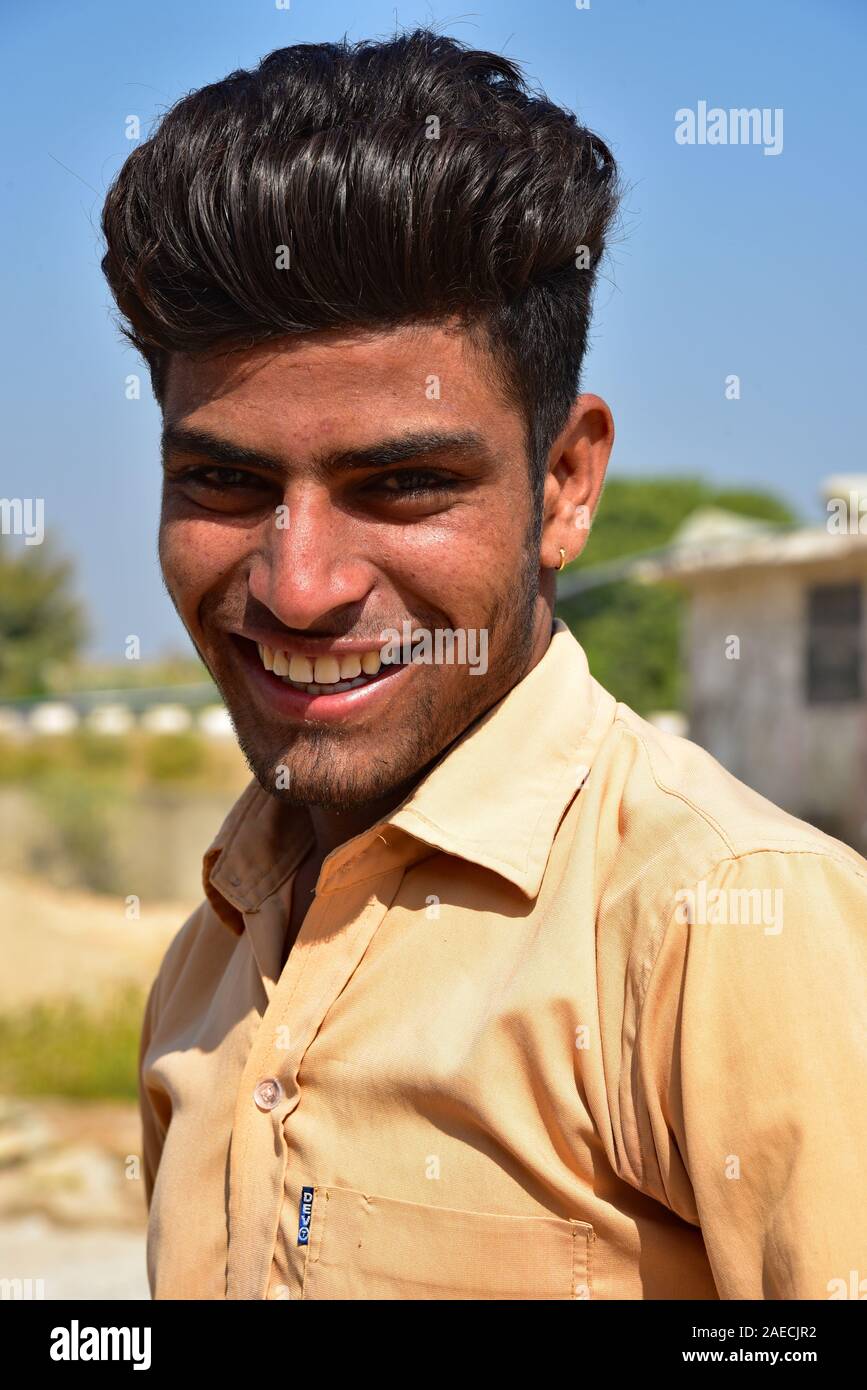 Schöne Indische teenage student Lächeln für die Kamera! Rajasthan, Indien, Asien. Stockfoto