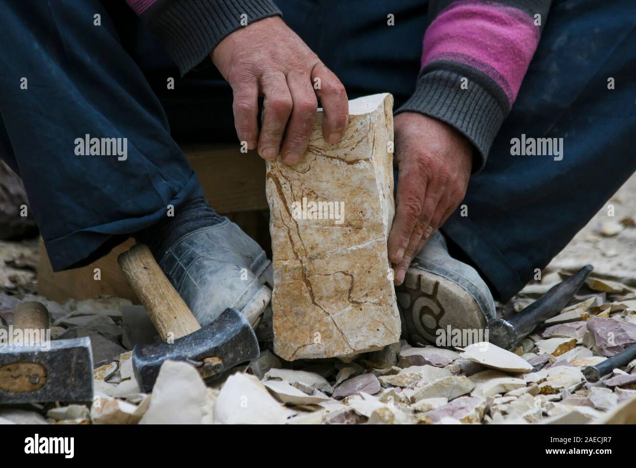 Mit Hammer und Murch, Stein - das Brechen der Arbeitnehmer Hände Stockfoto