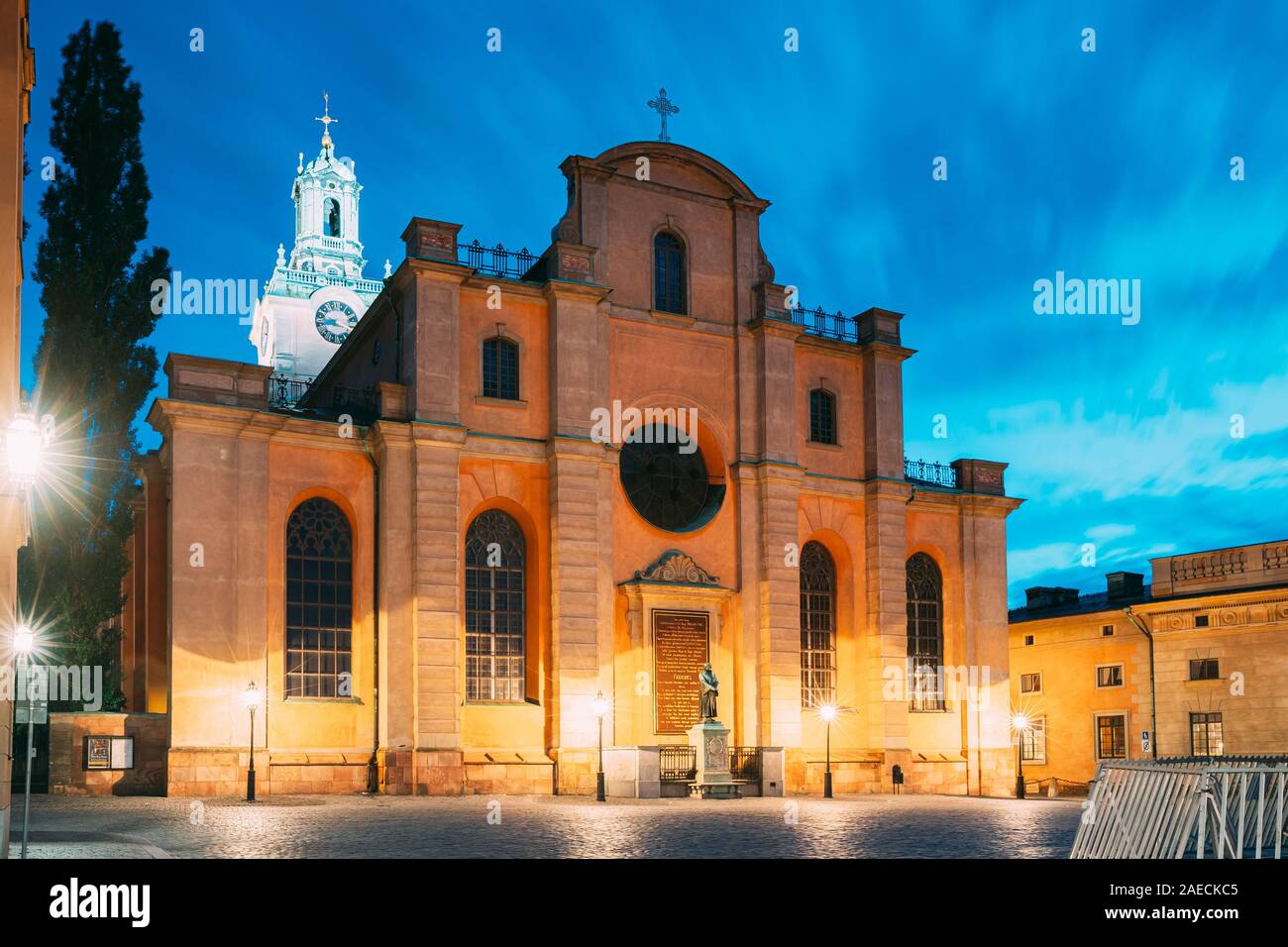 Stockholm, Schweden. Große Kirche oder Kirche des Hl. Nikolaus in Gamla Stan im Sommer Abend. Berühmte beliebtes Ziel malerischen Platz in der Nacht leuchtet. UN Stockfoto