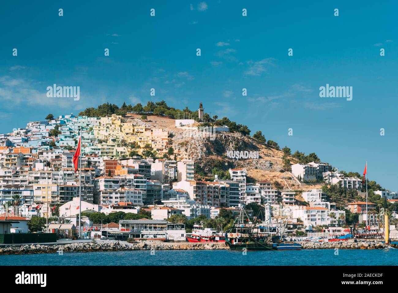 Provinz Aydin, Kusadasi, Türkei. Waterfront und Kusadasi Stadtbild im sonnigen Sommertag. Blick auf die Skyline von Kusadasi an der Küste der Ägäis, Türkei. Stockfoto