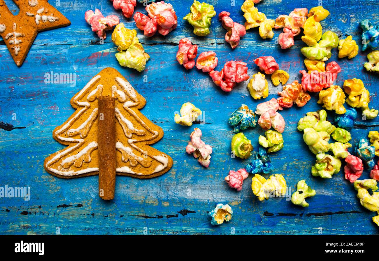 Weihnachtsplätzchen in den Formen der festliche Symbole Stockfoto