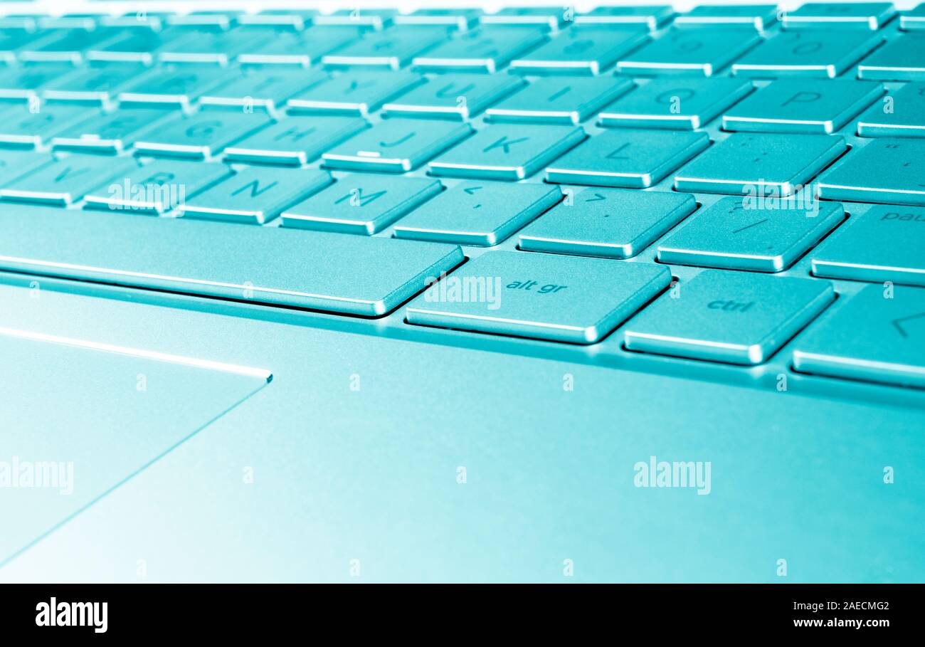Nahaufnahme von einer modernen, silbernen Laptop Tastatur. Laptop Tastatur. Detail der neue und ergonomische Tastatur. Stockfoto