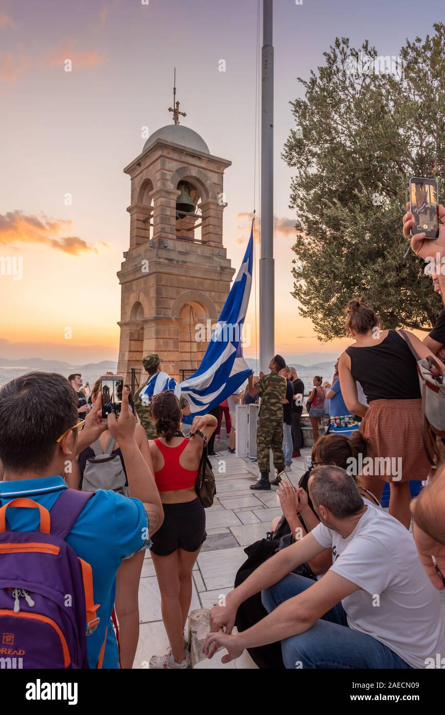 Athen, Griechenland - 13 September, 2018: die Militärische Zeremonie für das Absenken der griechischen Flagge bei Sonnenuntergang an der Lycabettus Hügel in Athen Stockfoto