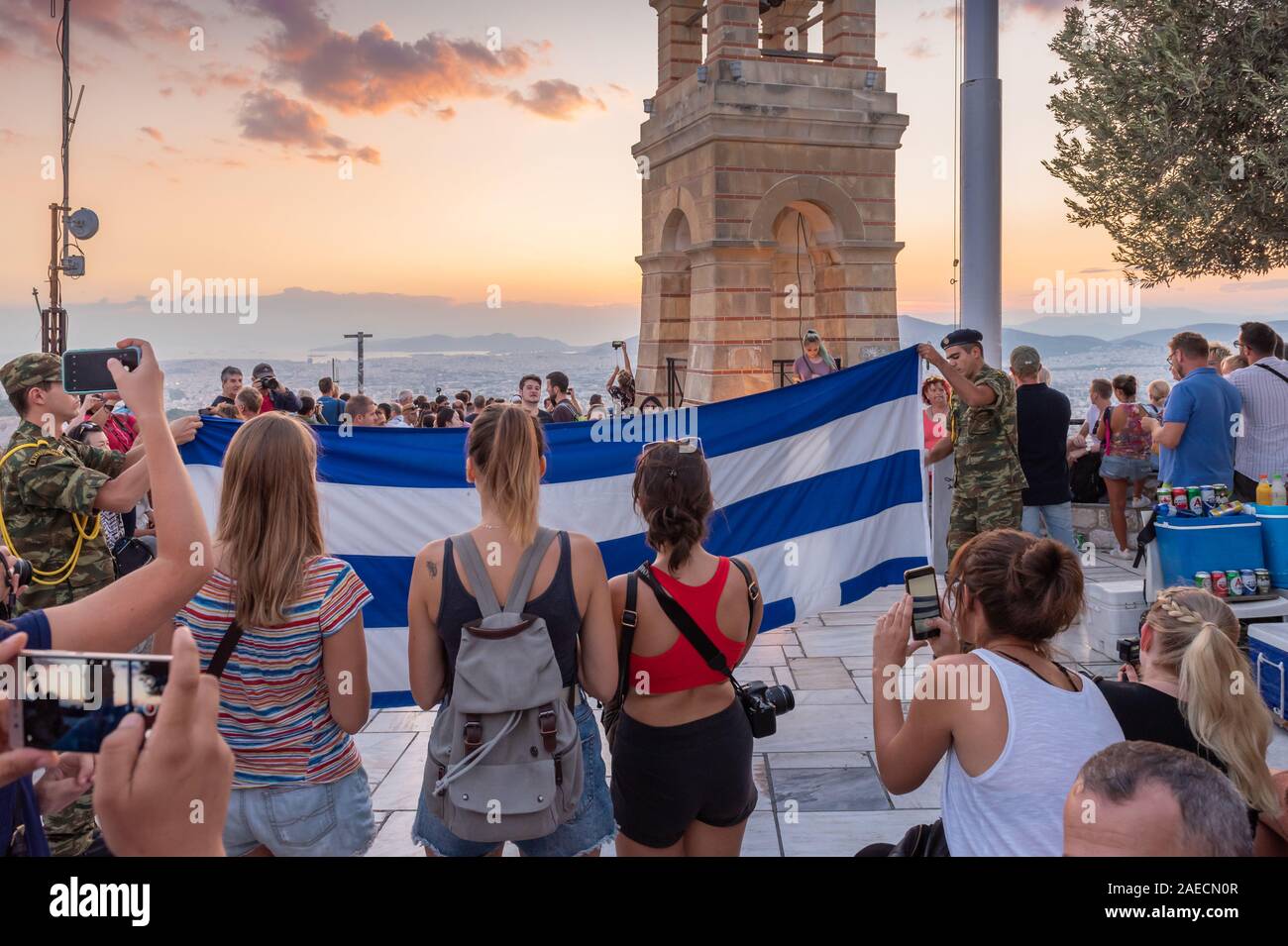 Athen, Griechenland - 13 September, 2018: die Militärische Zeremonie für das Absenken der griechischen Flagge bei Sonnenuntergang an der Lycabettus Hügel in Athen Stockfoto