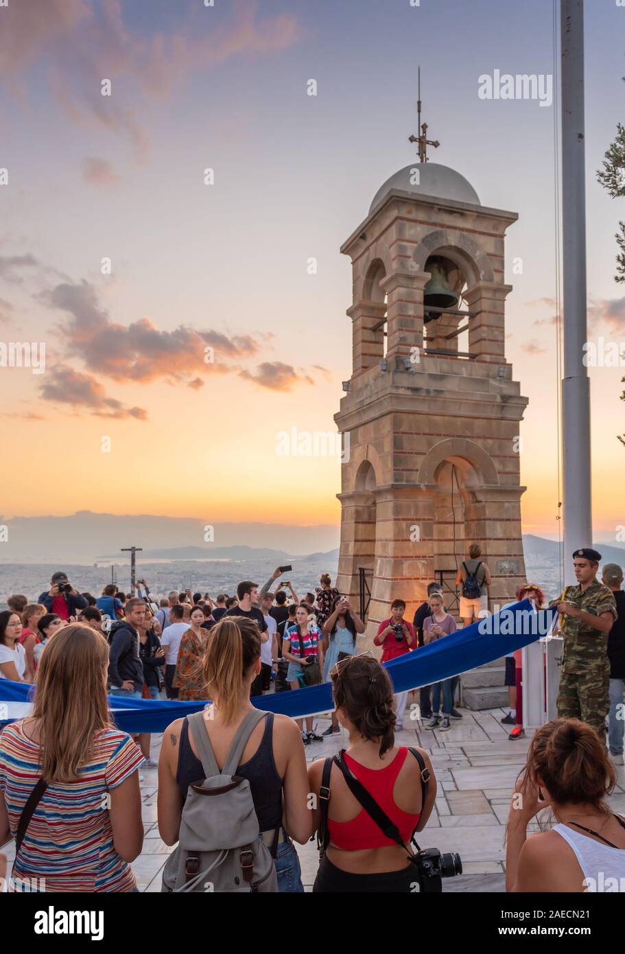 Athen, Griechenland - 13 September, 2018: die Militärische Zeremonie für das Absenken der griechischen Flagge bei Sonnenuntergang an der Lycabettus Hügel in Athen Stockfoto