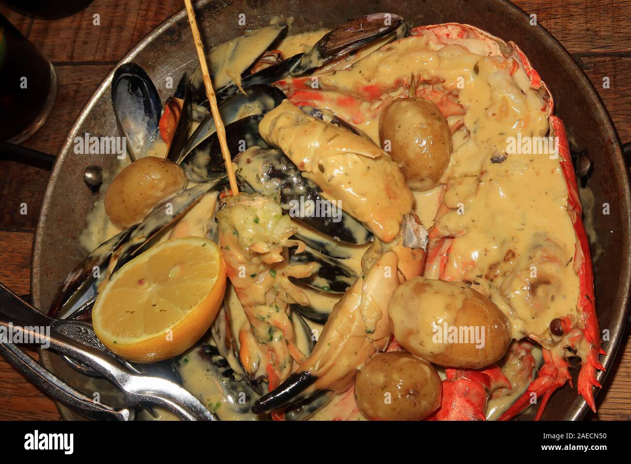 Eine Platte mit gemischten Meeresfrüchten mit frischem Hummer und Krabben Fleisch Stockfoto