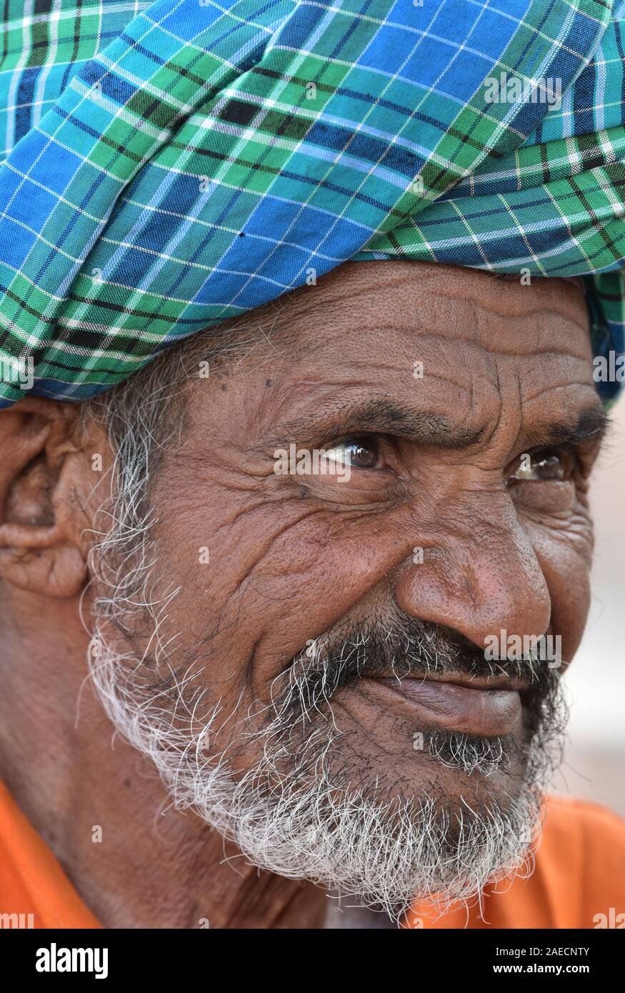 Nahaufnahme eines älteren Indianers mit einem farbenfrohen Turban, Pushkar, Rajasthan, Westindien, Asien. Stockfoto