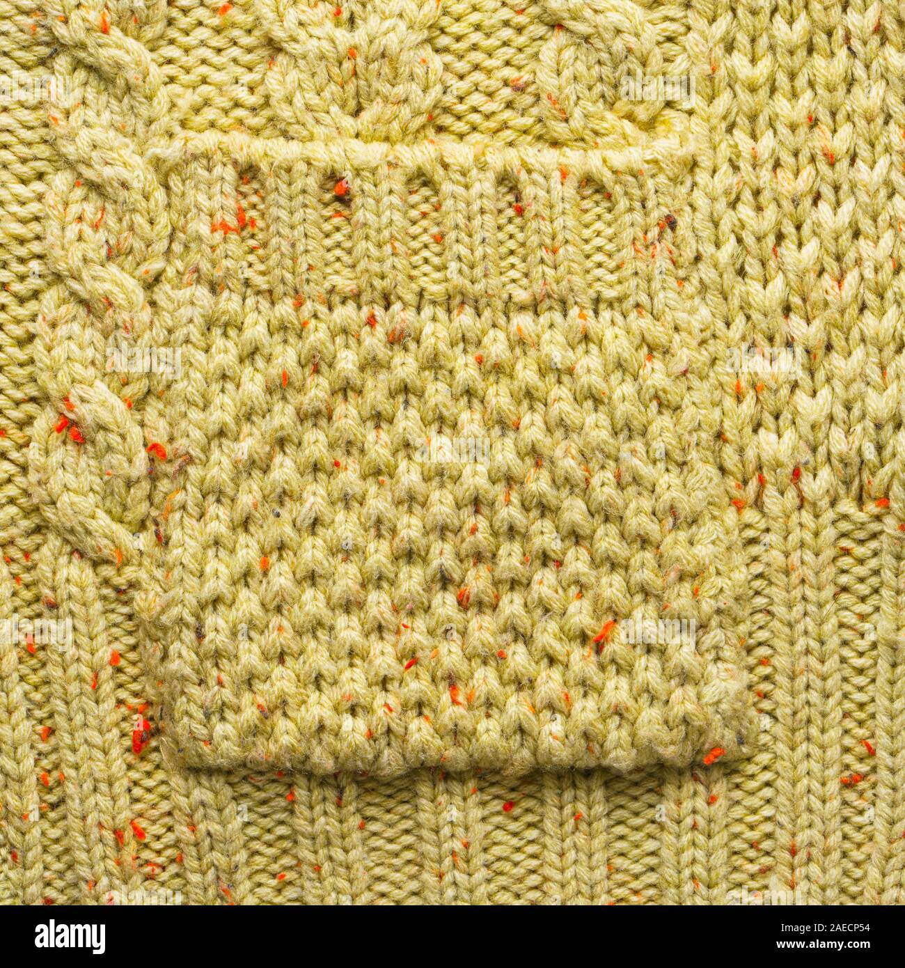 Gestrickte Tasche auf einem gestrickten Pullover. Gestrickte Pullover Textur Nahaufnahme anzeigen Stockfoto