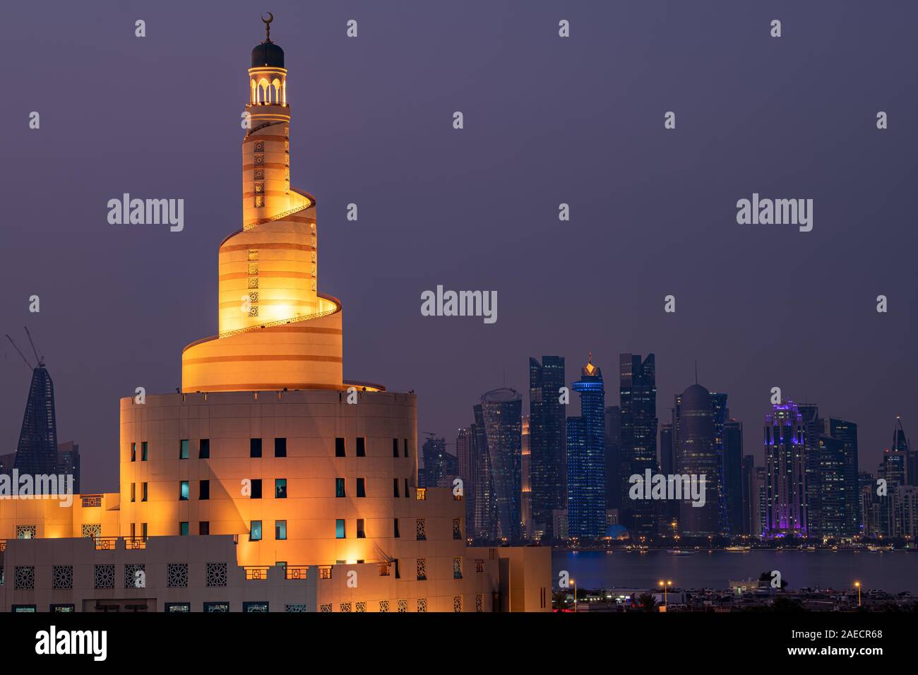 Fanar Moschee mit Skyline von DOha Stockfoto