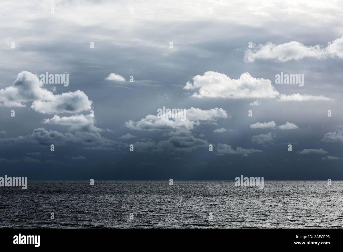 Meer, Himmel, Wolken, dramatisch Stockfoto